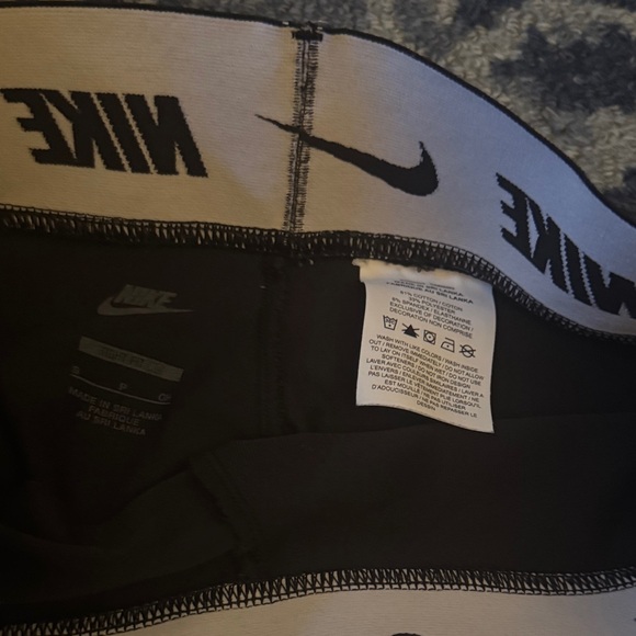 Nike Women's Sportswear Essential High-Waisted Leggings - Picture 2 of 4